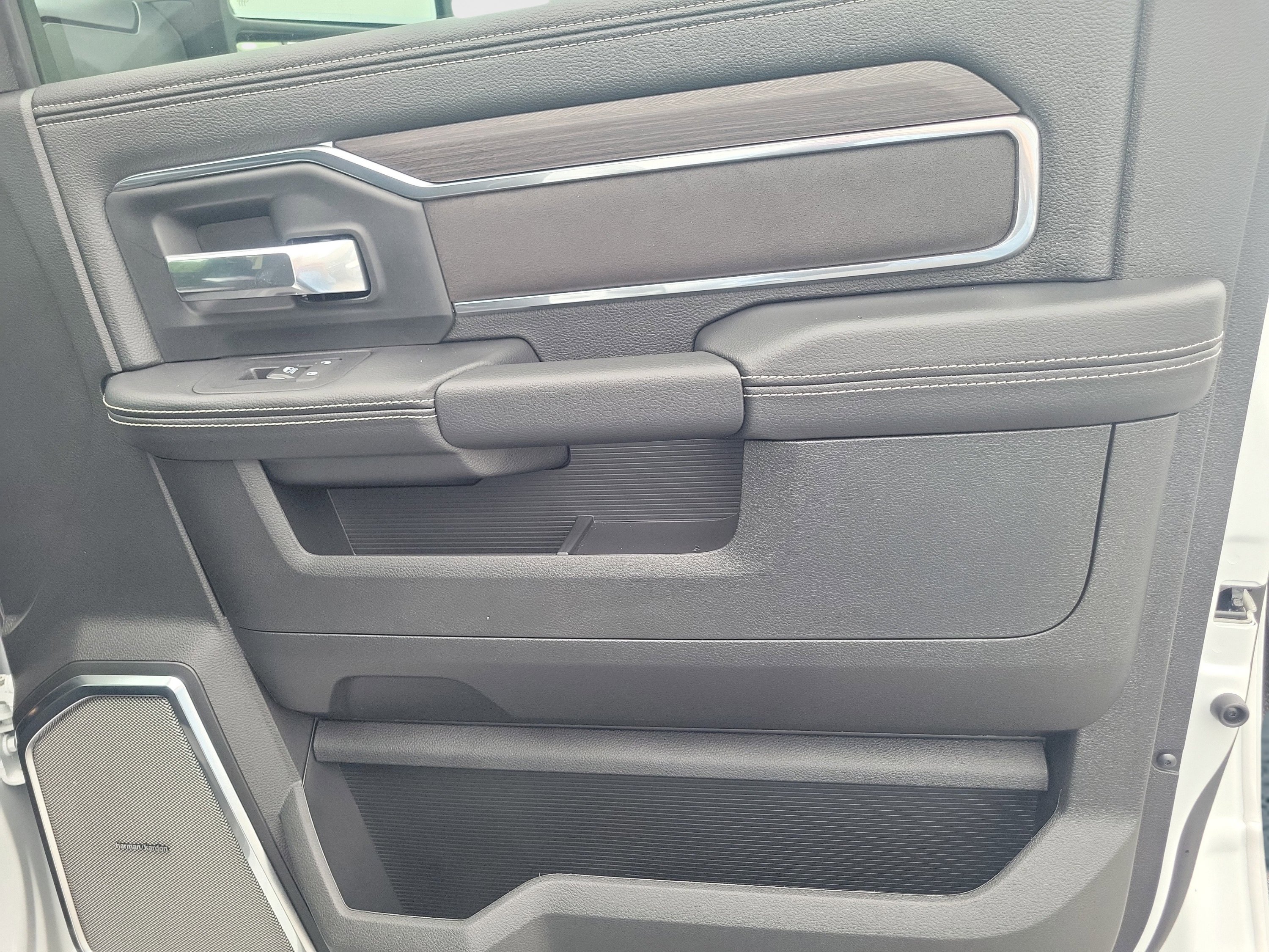 New 2026 RAM 2500 Laramie AWD/4WD image 21