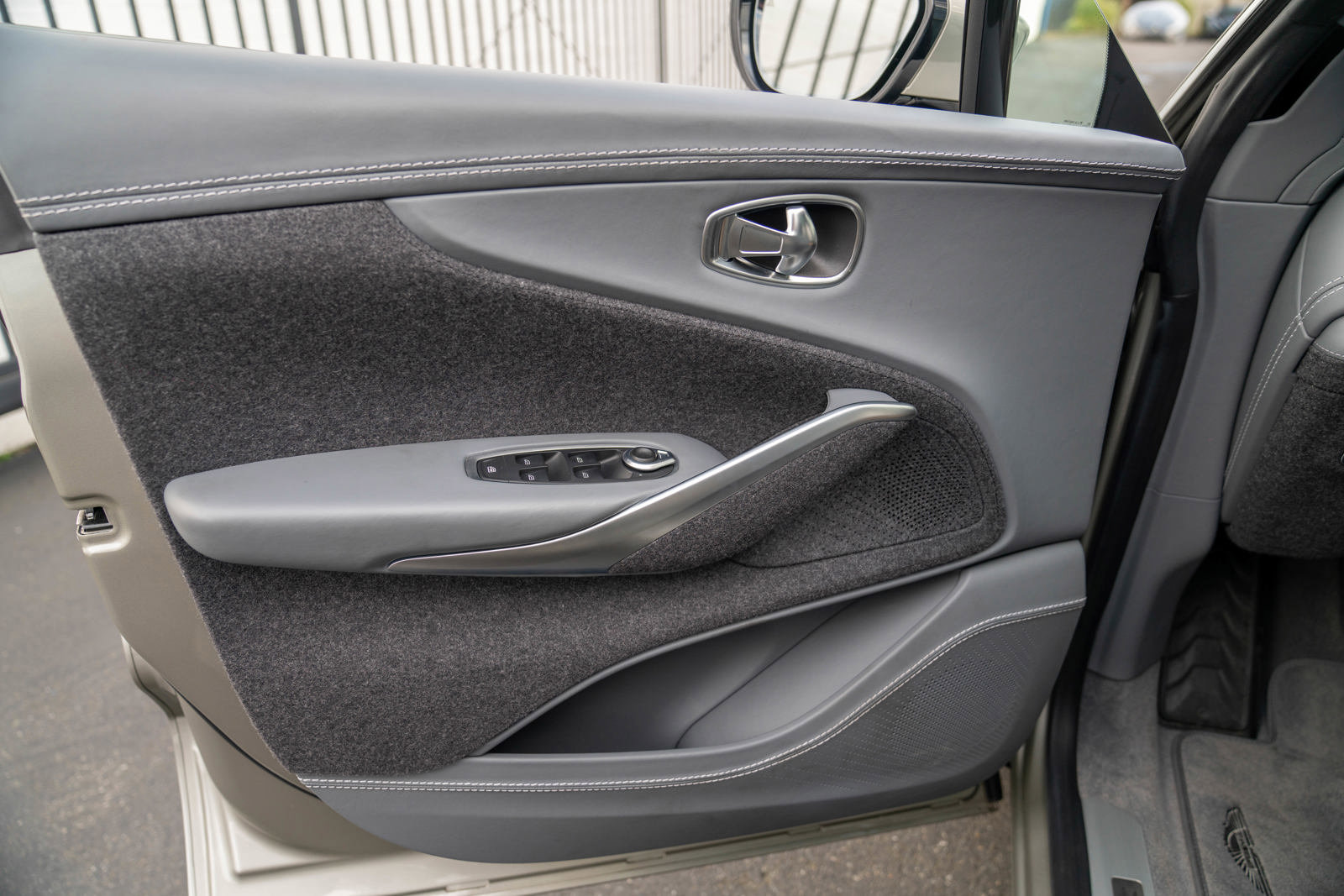 Used 2021 Aston Martin DBX image 14