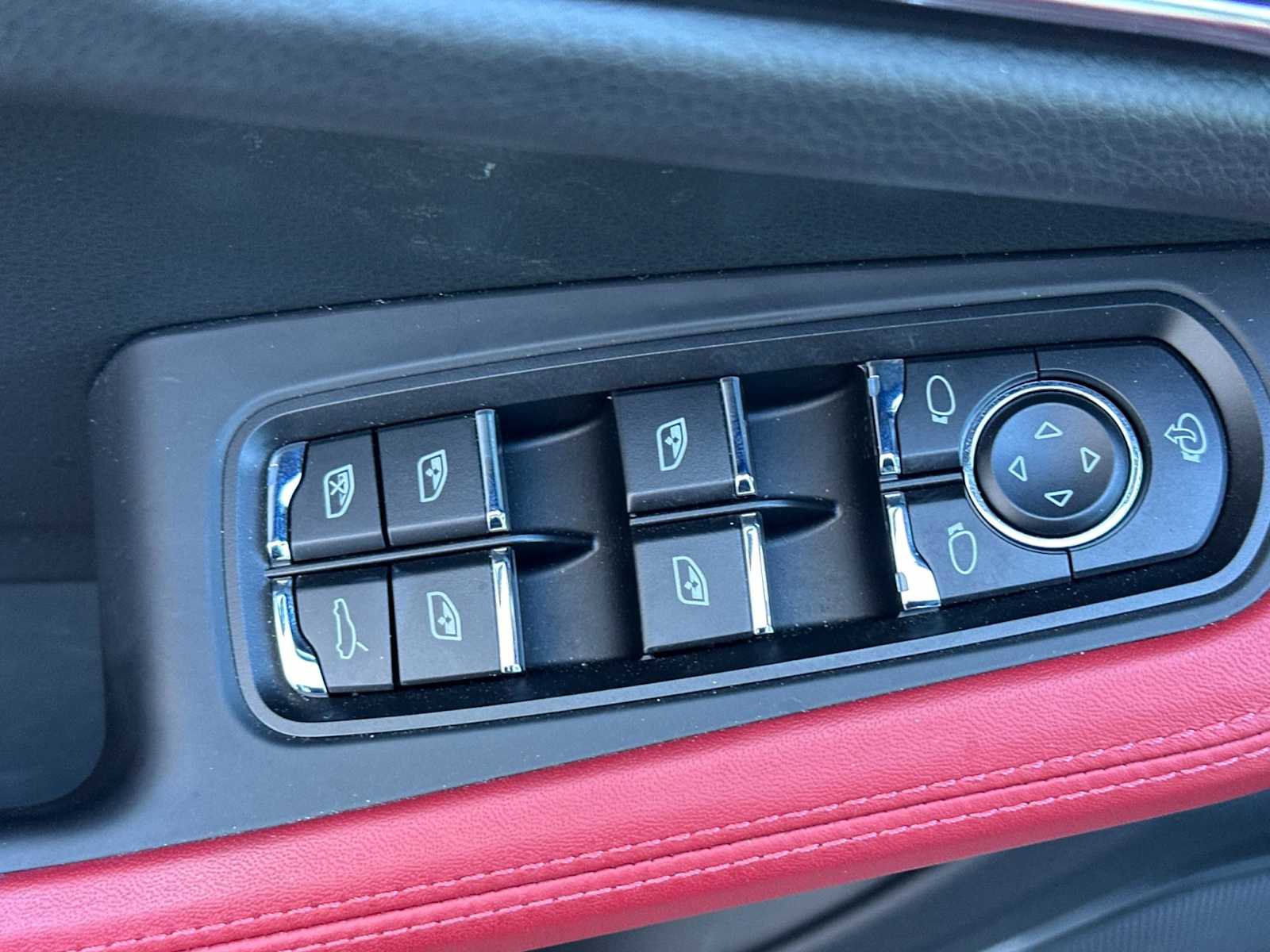 Certified 2025 Porsche Macan GTS image 13