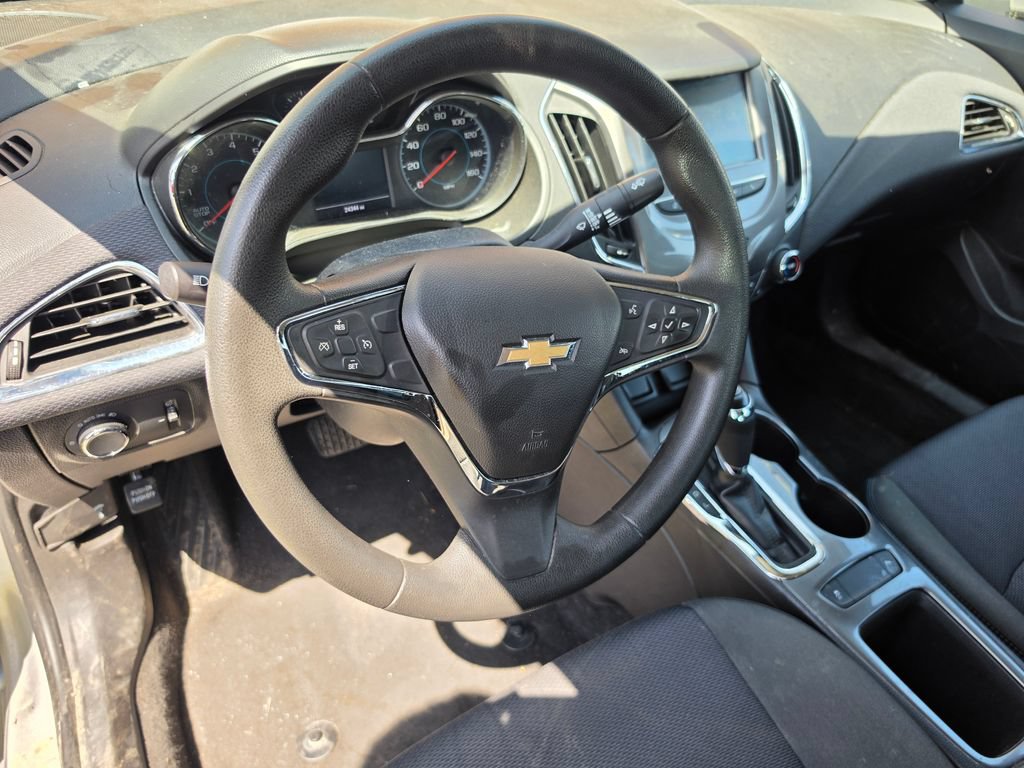 Used 2018 Chevrolet Cruze LT w/ Convenience Package FWD image 4