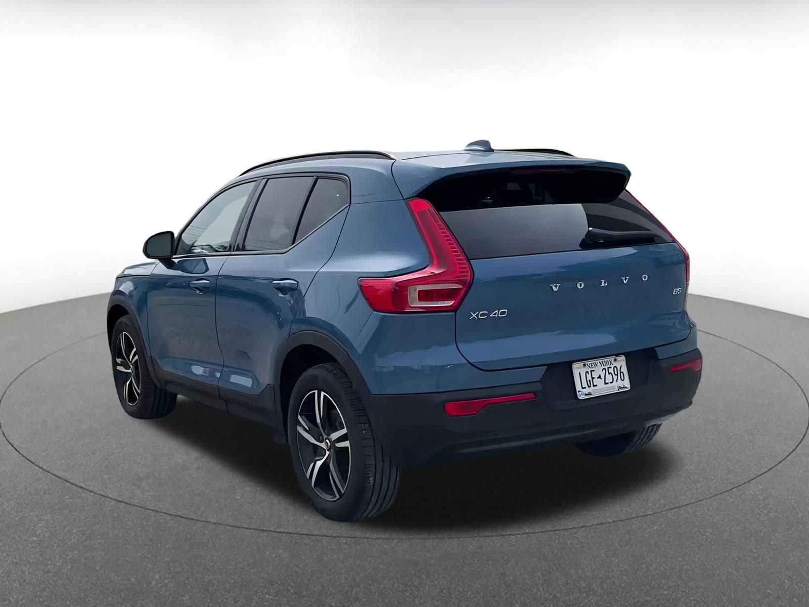 Used 2024 Volvo XC40 B5 Core image 11