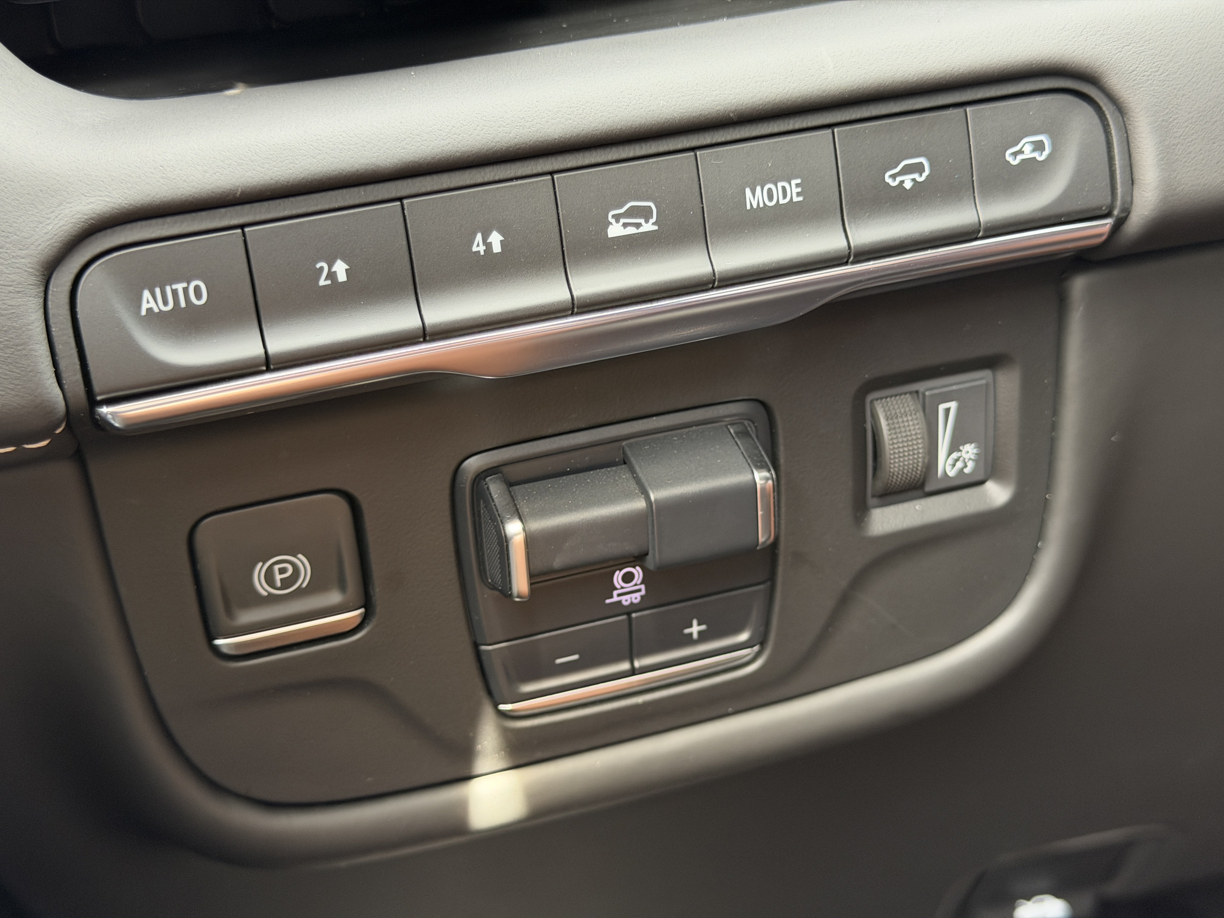 Certified 2024 Cadillac Escalade ESV Premium Luxury Platinum w/ LPO, Floor Liner Package AWD/4WD image 33