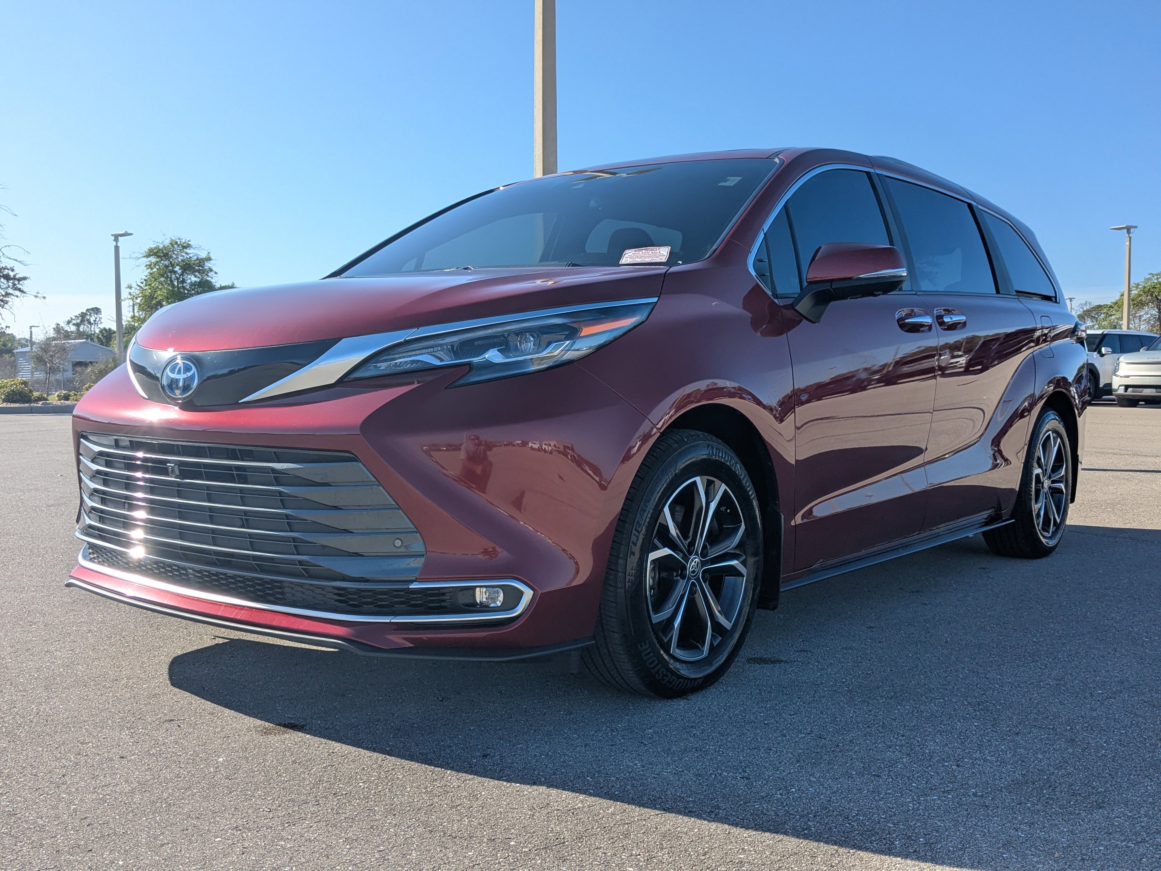 Used 2025 Toyota Sienna Platinum image 8