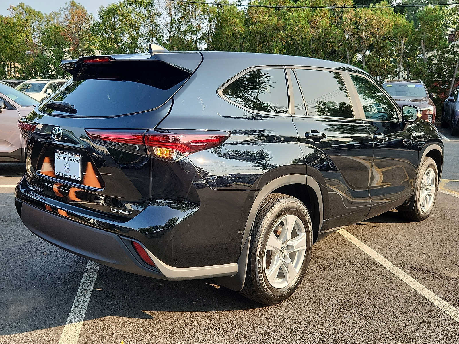 Used 2024 Toyota Highlander LE AWD/4WD image 6