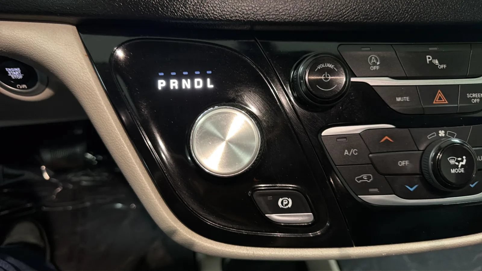 Used 2020 Chrysler Pacifica Touring-L FWD image 12