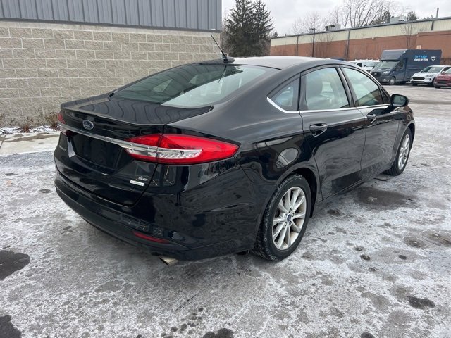 Used 2017 Ford Fusion SE w/ Fusion SE Technology Package image 5