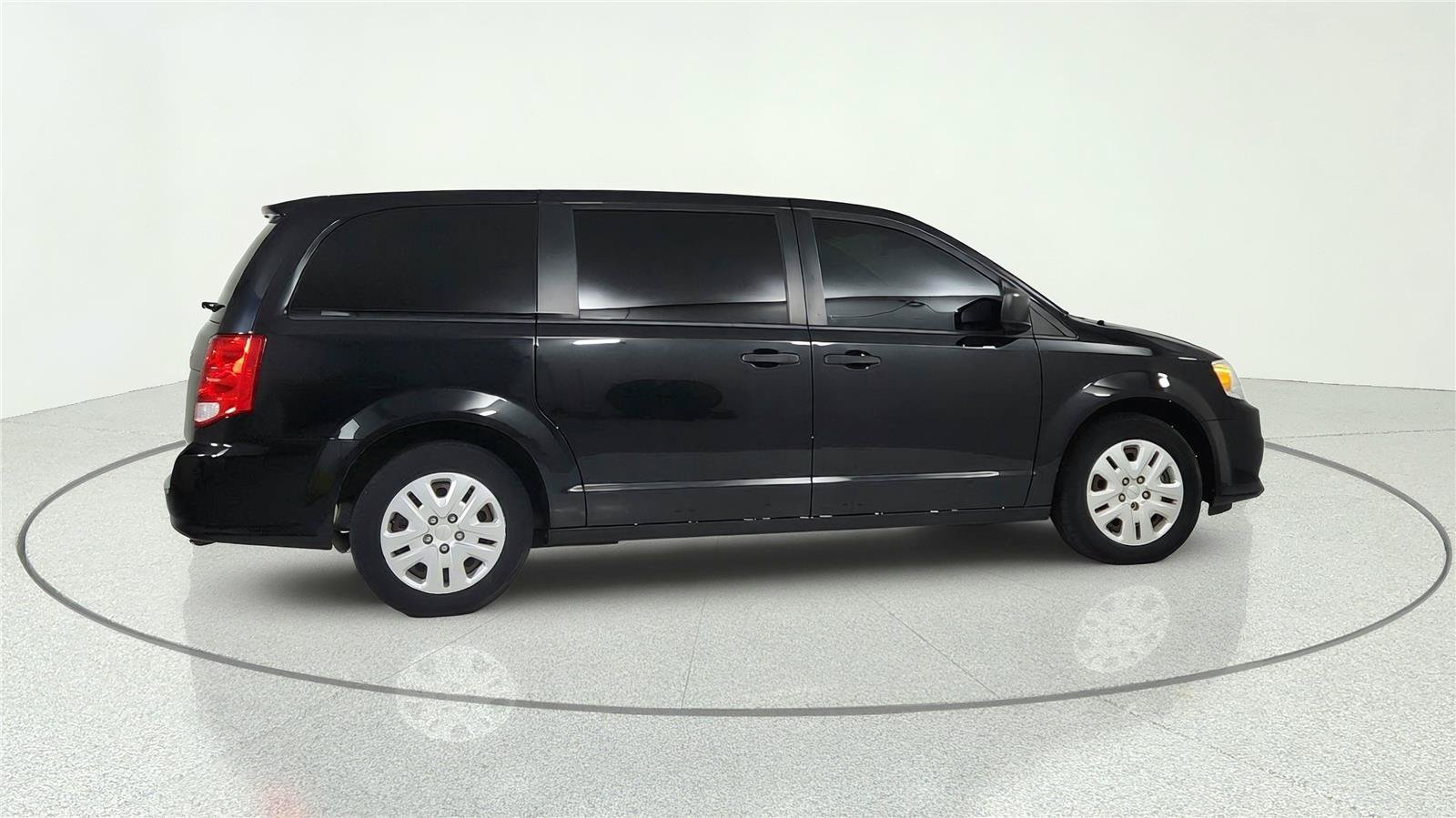 Used 2020 Dodge Grand Caravan SE FWD image 4