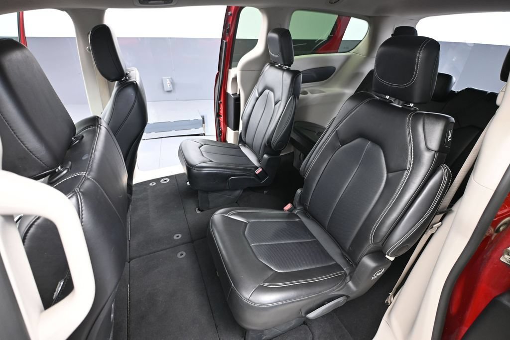 Used 2024 Chrysler Pacifica Touring-L FWD image 36
