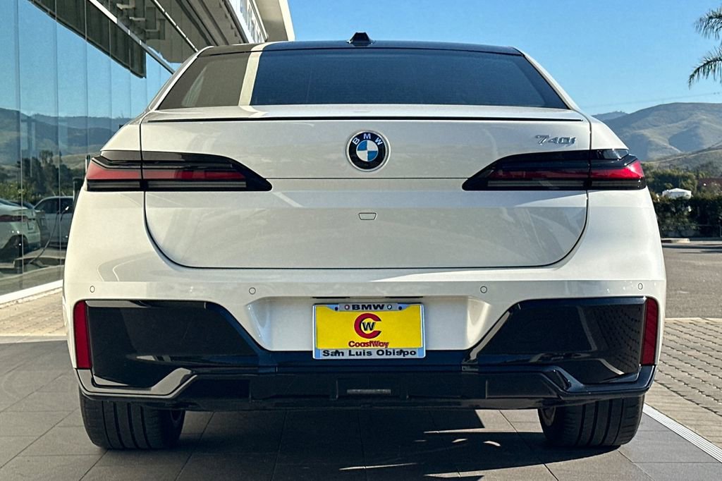 Used 2023 BMW 740i image 4