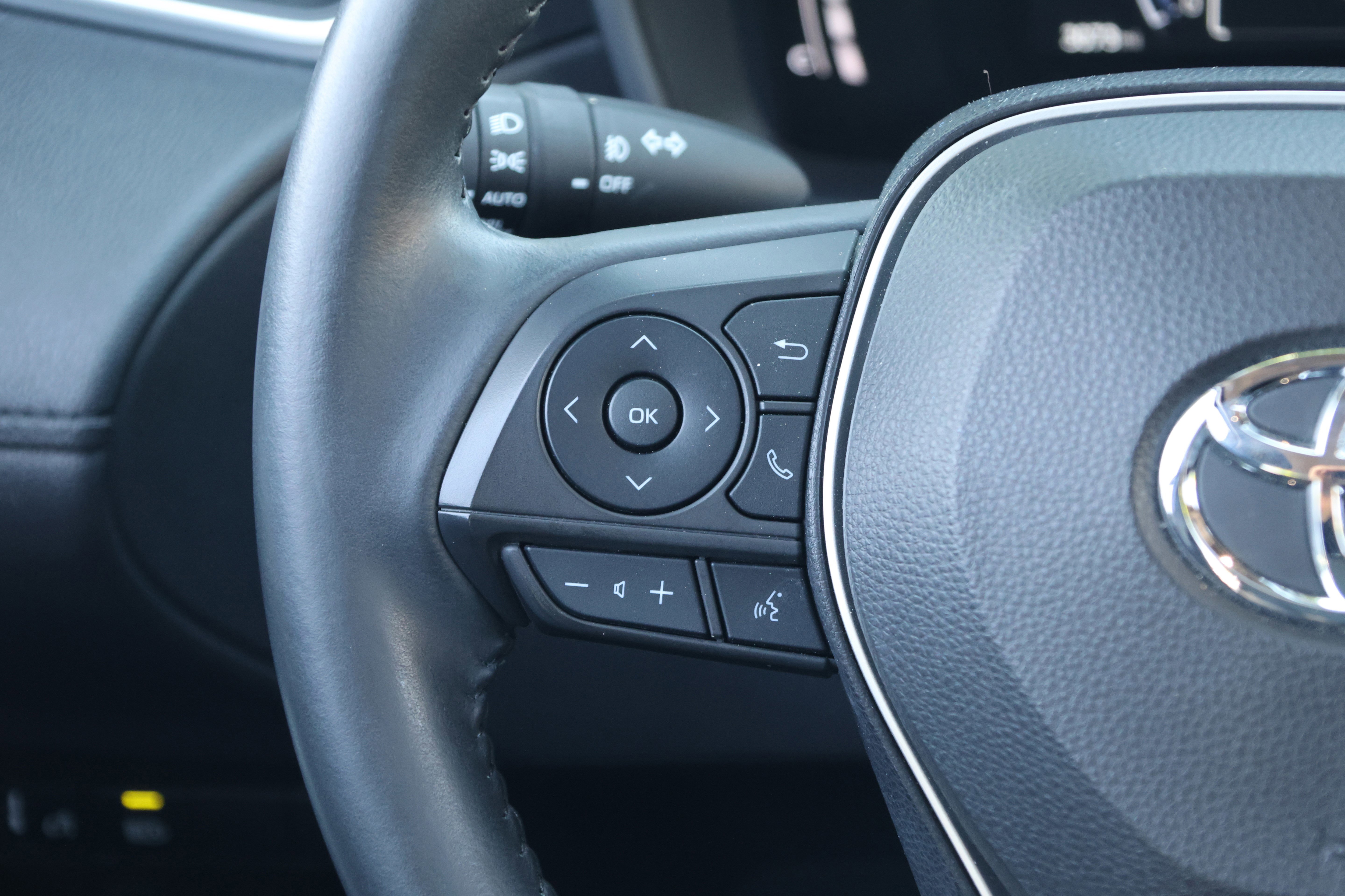 Used 2023 Toyota Corolla Cross XLE w/ Convenience Package AWD/4WD image 18