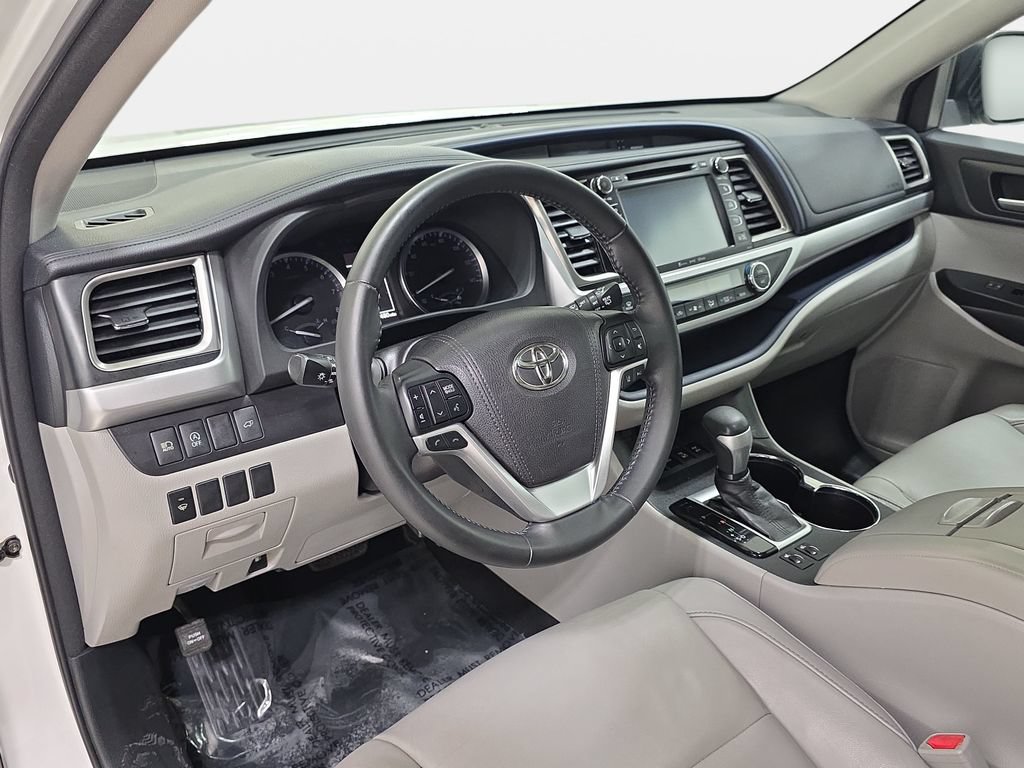 Used 2018 Toyota Highlander XLE w/ Protection Package #3 AWD/4WD image 16