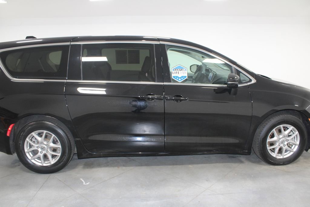 Used 2024 Chrysler Pacifica Touring-L image 11