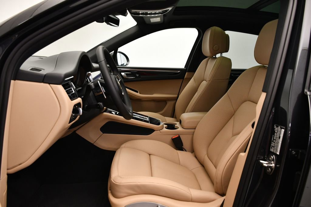 Certified 2025 Porsche Macan image 5