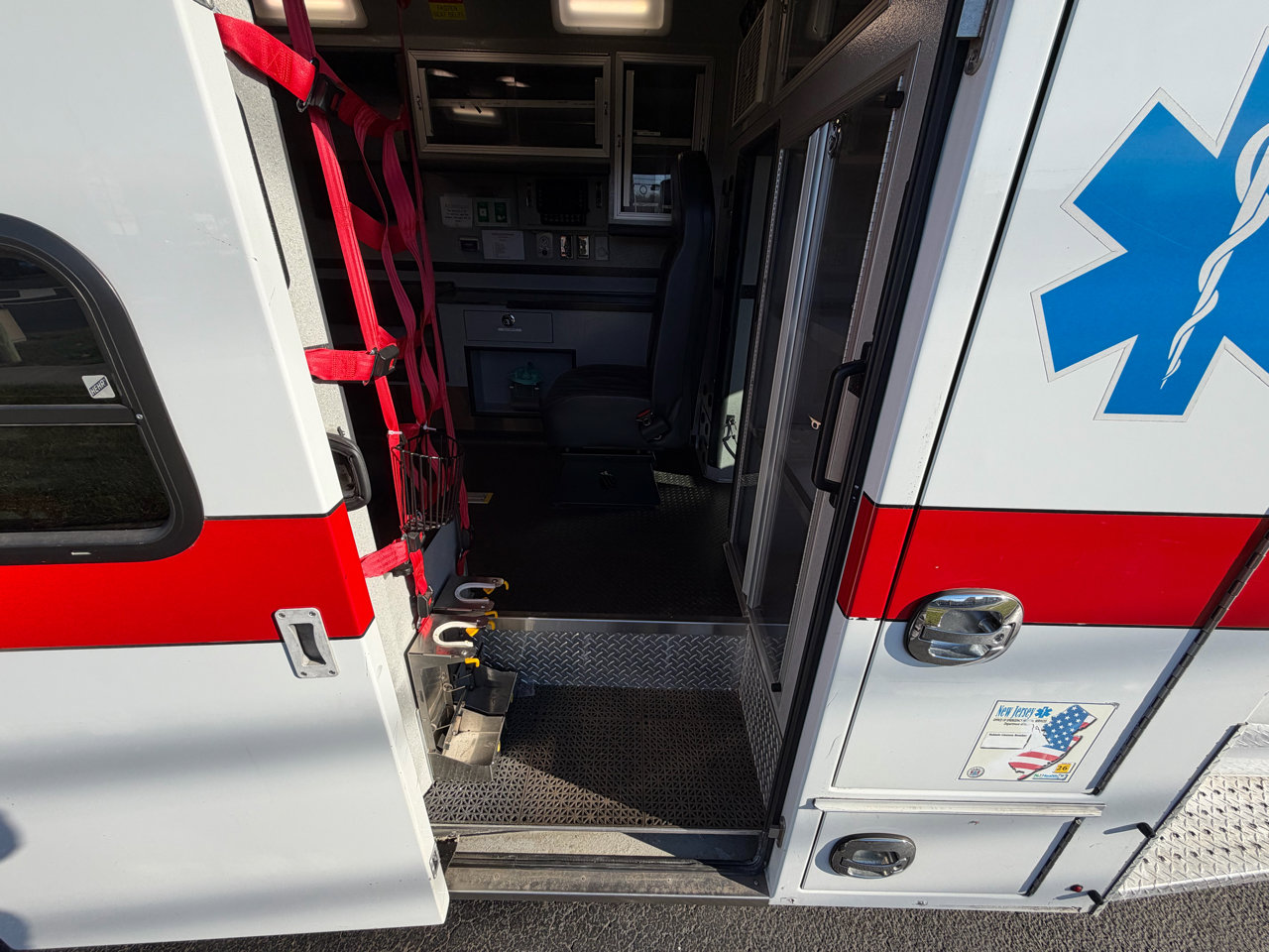 Used 2015 Chevrolet Express 4500 w/ Ambulance Package image 31