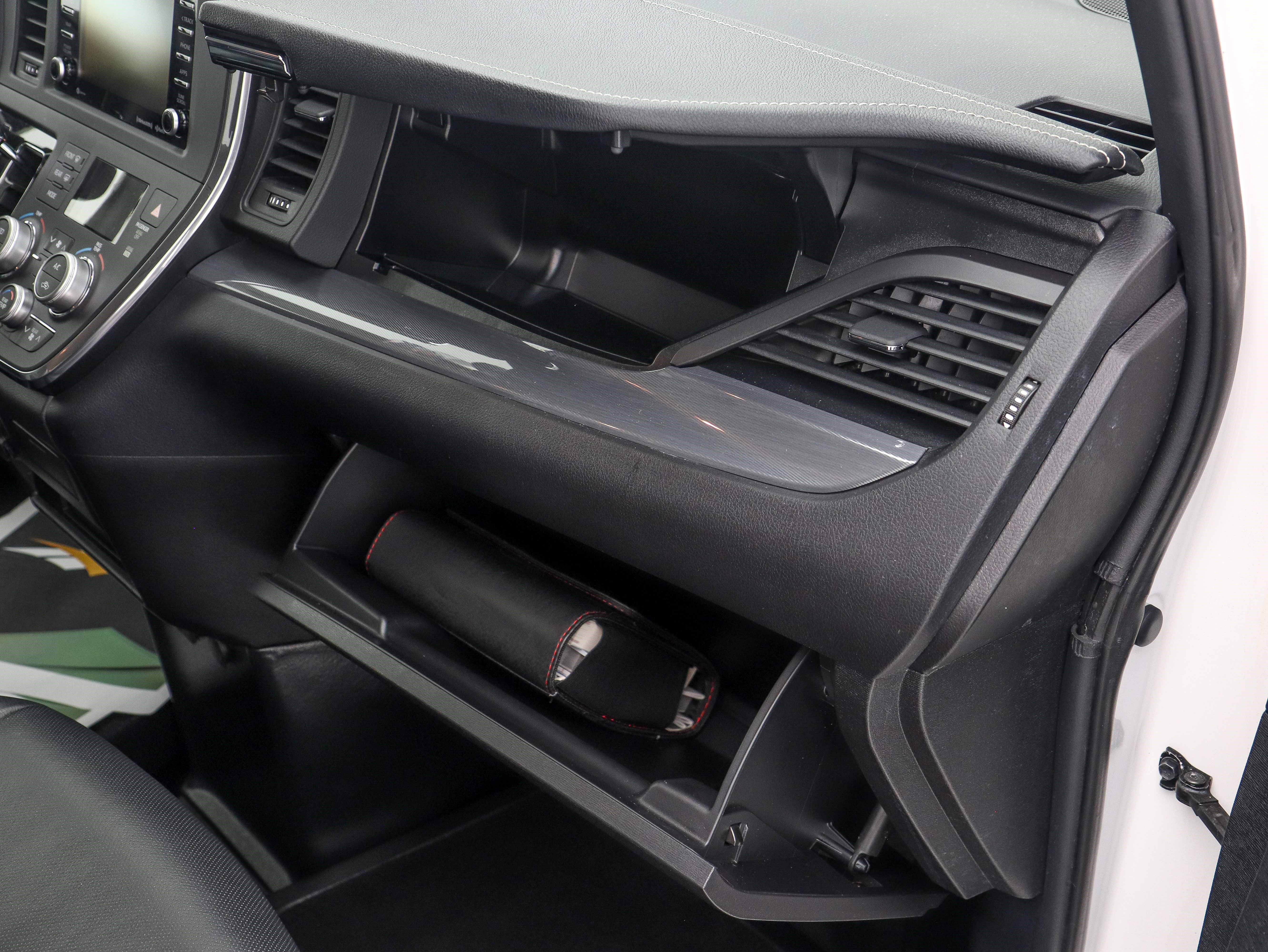 Used 2018 Toyota Sienna SE Premium w/ Carpet Mat Package image 22