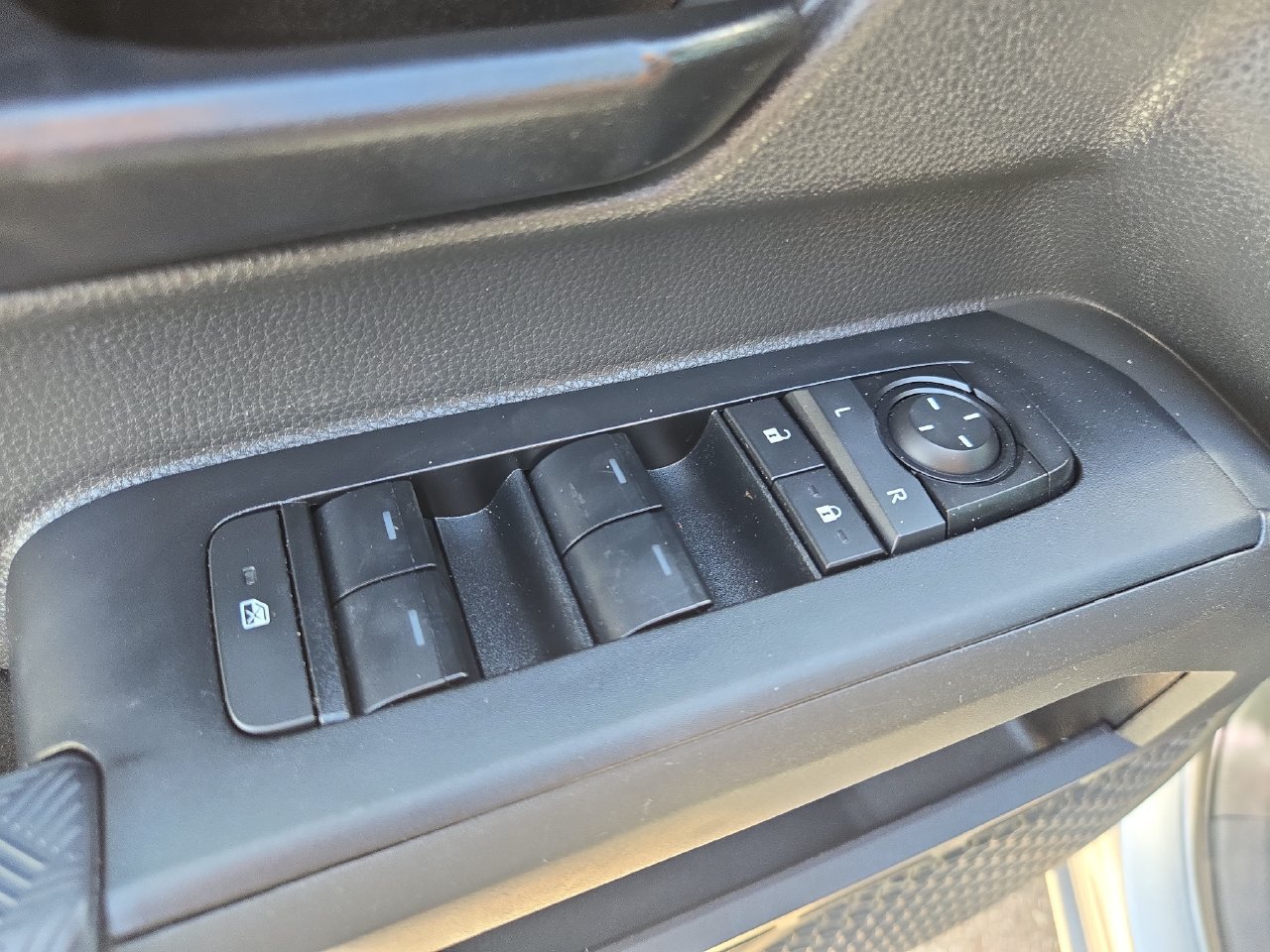 Used 2024 Toyota Tacoma SR5 AWD/4WD image 23