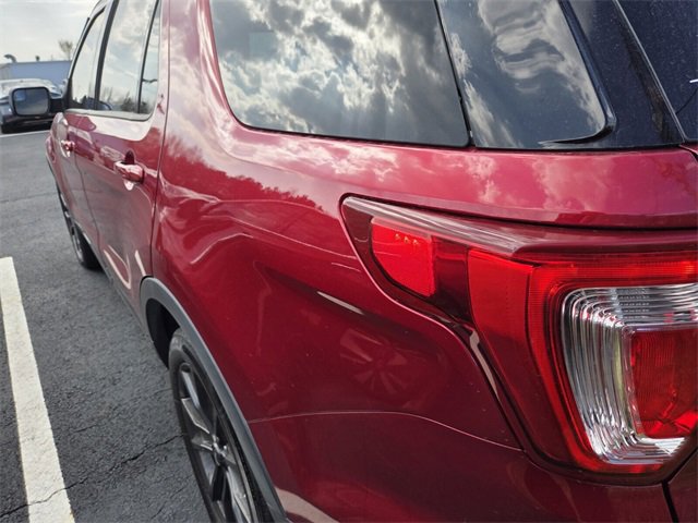 Used 2018 Ford Explorer XLT w/ Equipment Group 202A image 6