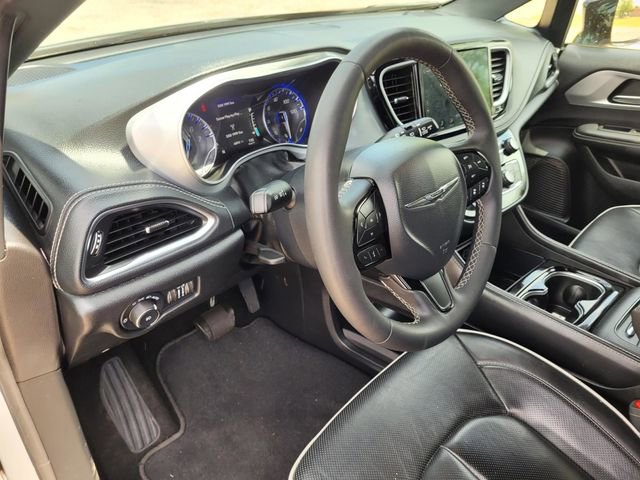 Used 2025 Chrysler Pacifica Limited image 29