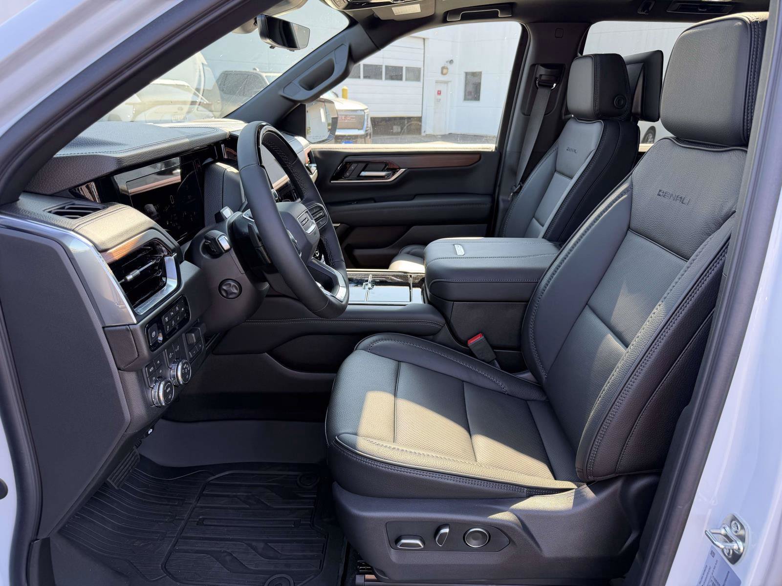 New 2026 GMC Yukon Denali w/ Denali Reserve Package AWD/4WD image 8