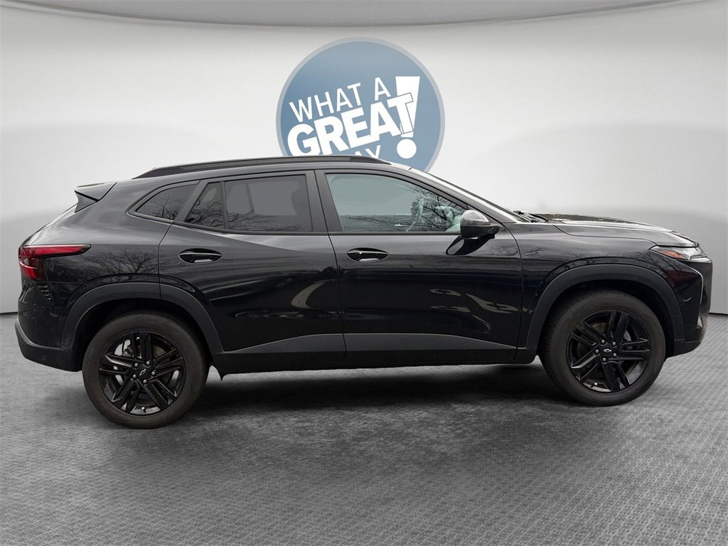 Used 2024 Chevrolet Trax ACTIV w/ Sunroof Package image 2