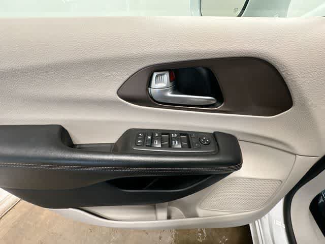 Used 2019 Chrysler Pacifica Touring-L FWD image 18