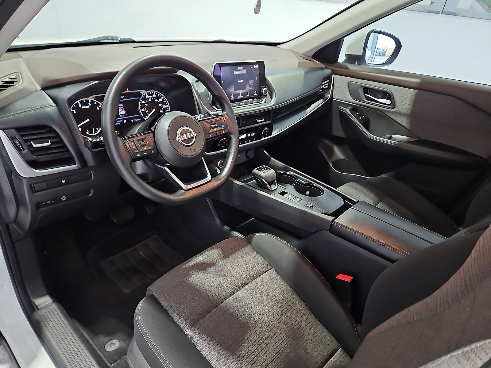 Used 2023 Nissan Rogue SV image 11