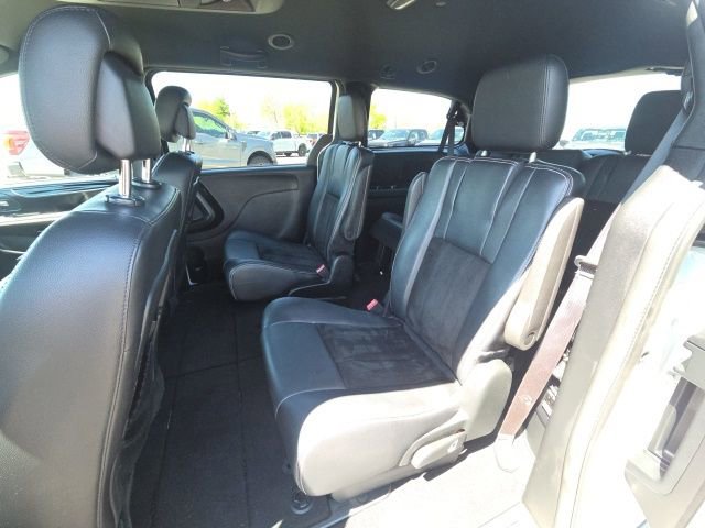 Used 2017 Dodge Grand Caravan SXT w/ Blacktop Package FWD image 18