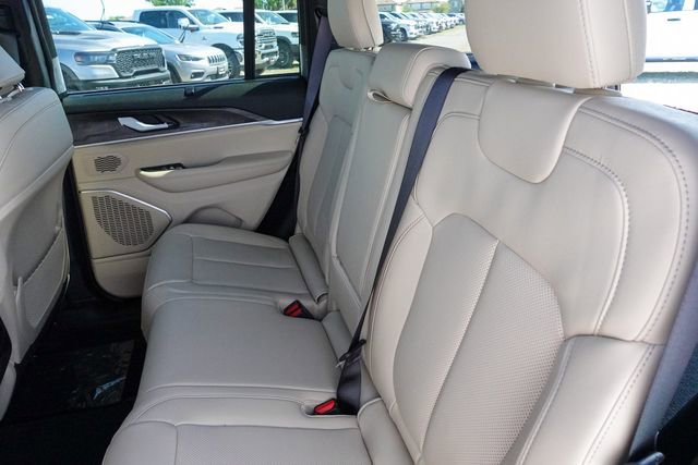 New 2025 Jeep Grand Cherokee Limited w/ Luxury Tech Group II image 24