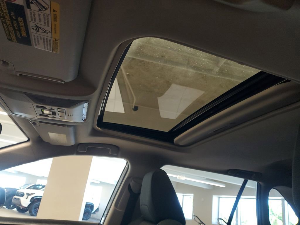 Used 2021 Toyota RAV4 XLE w/ Convenience Package image 18