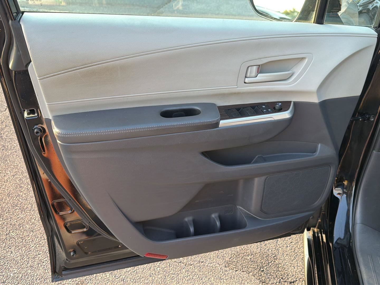 Used 2023 Toyota Sienna LE FWD image 16