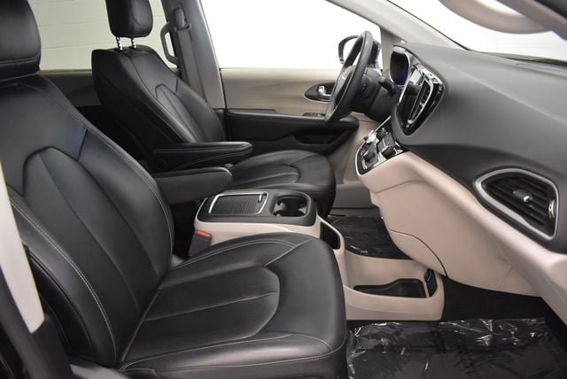 Used 2024 Chrysler Pacifica Touring-L FWD image 19