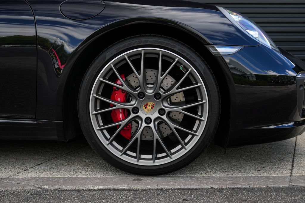 Certified 2018 Porsche 911 Carrera S RWD image 32