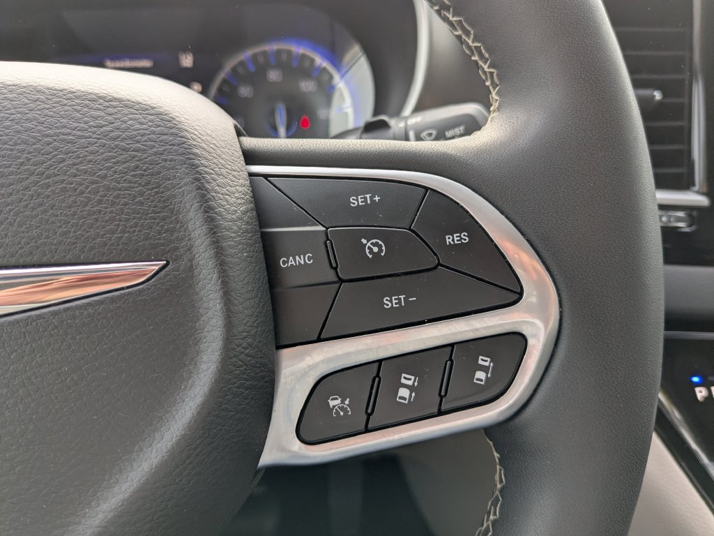 Used 2024 Chrysler Pacifica Touring-L FWD image 28
