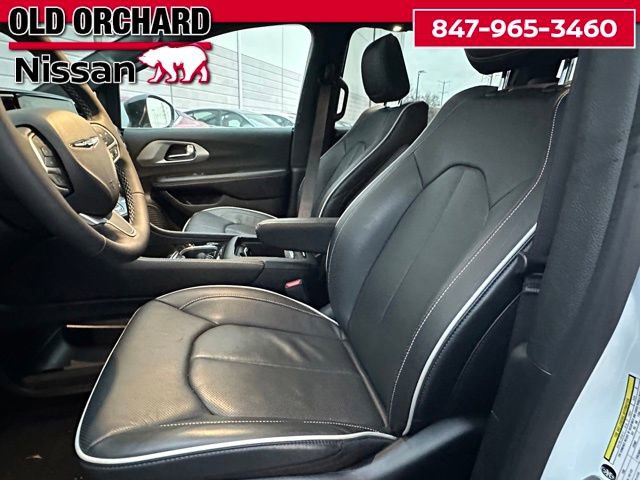 Used 2026 Chrysler Pacifica Limited FWD image 10