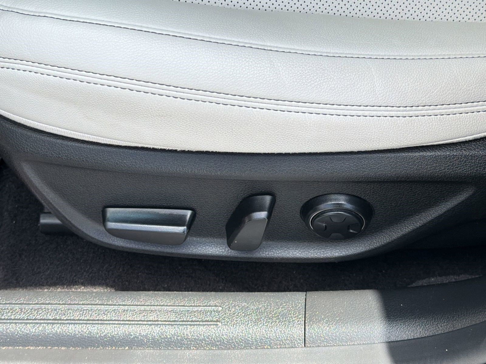 Used 2025 Genesis G70 2.5T image 13