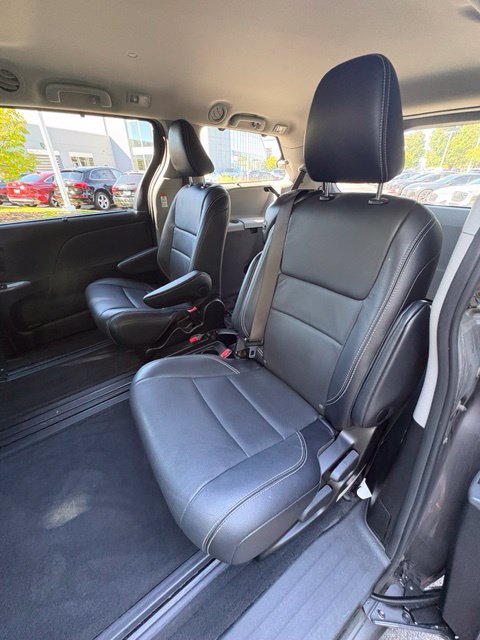 Used 2015 Toyota Sienna SE FWD image 11