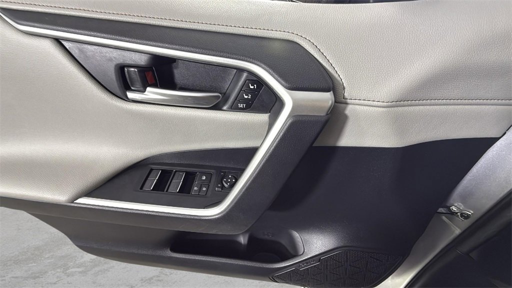 Used 2022 Toyota RAV4 Limited image 25
