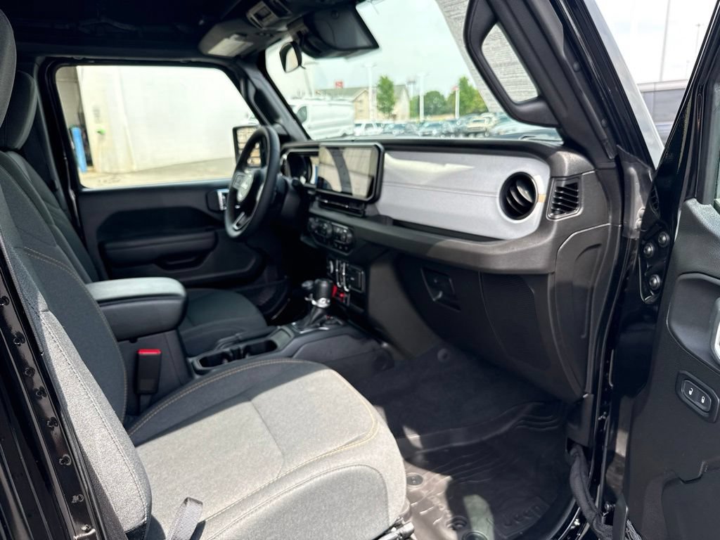 Used 2024 Jeep Wrangler Unlimited AWD/4WD image 32