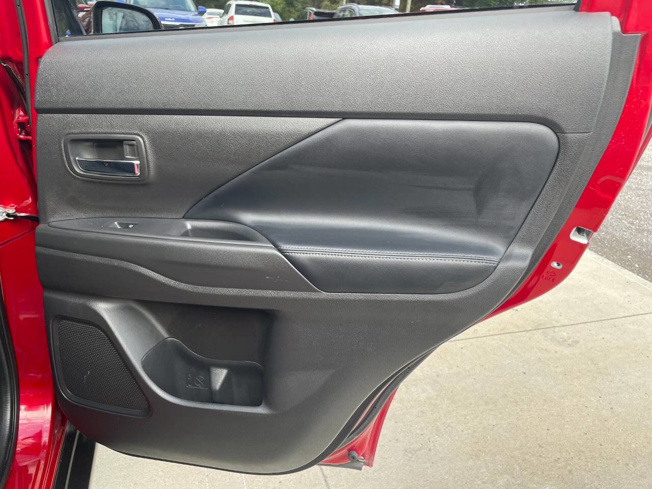 Used 2020 Mitsubishi Outlander SE image 18