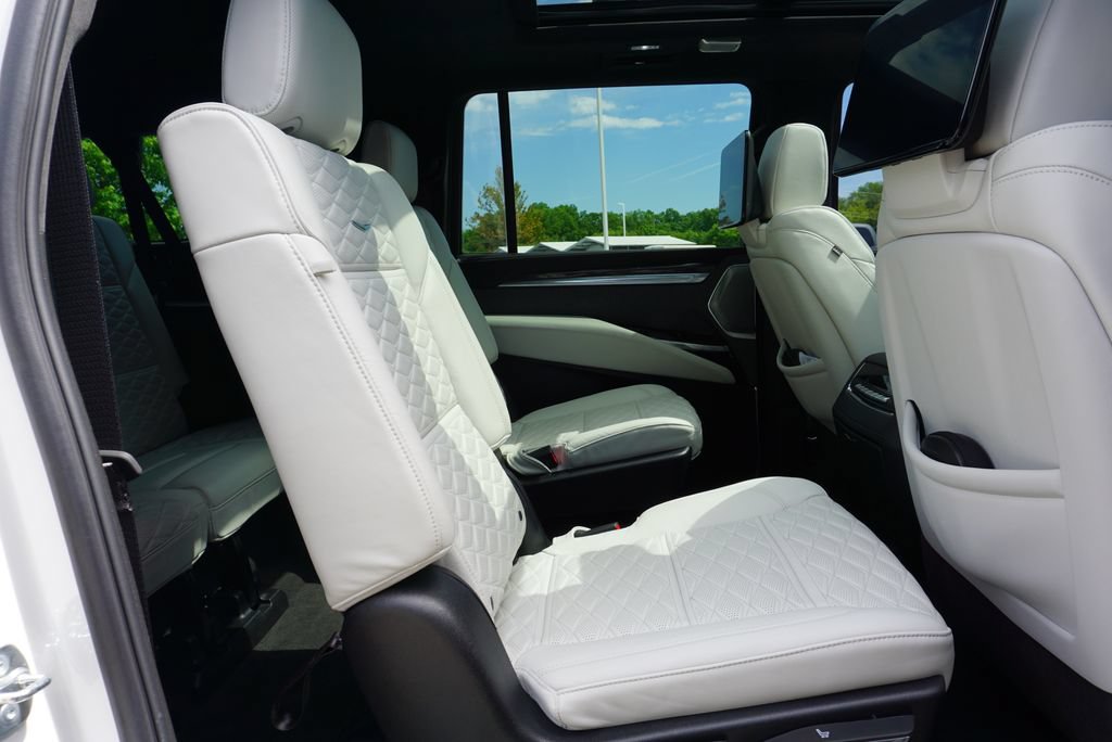Used 2025 Cadillac Escalade ESV V AWD/4WD image 47