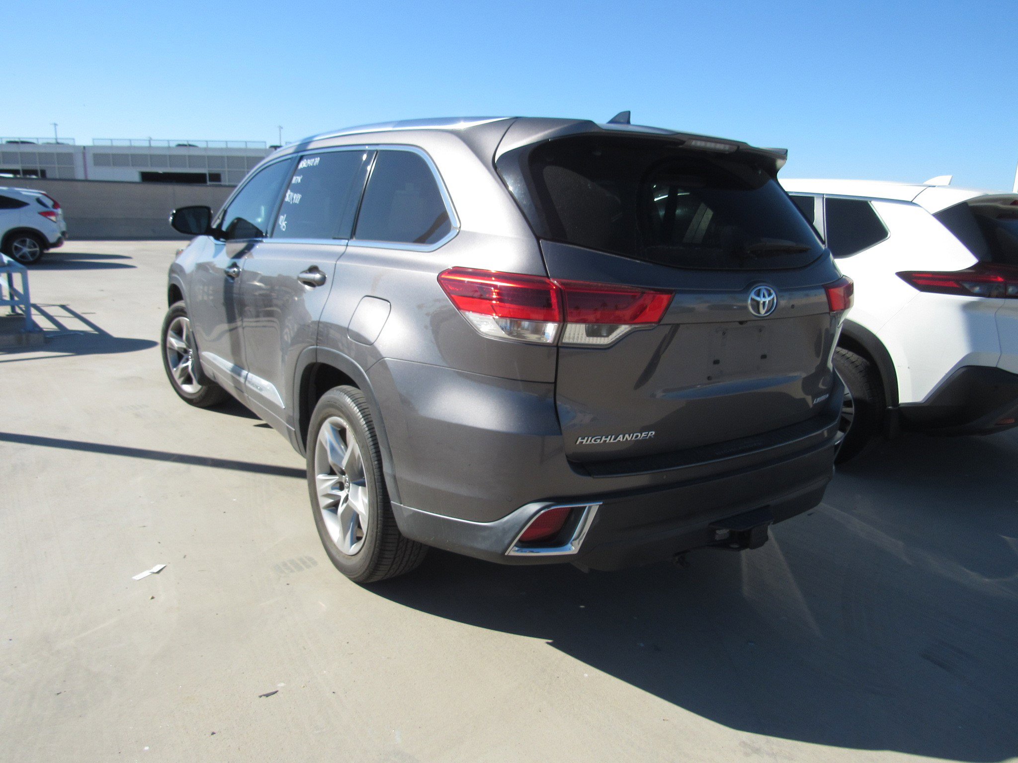 Used 2017 Toyota Highlander Limited Platinum image 4