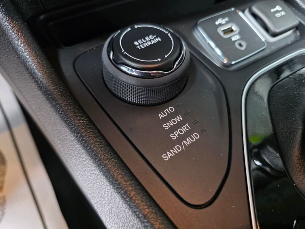 Used 2020 Jeep Cherokee Limited AWD/4WD image 15