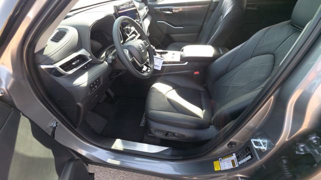 New 2026 Toyota Highlander Platinum AWD/4WD image 13
