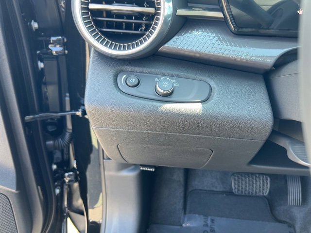 New 2025 Chevrolet Trax ACTIV w/ Driver Confidence Package image 16