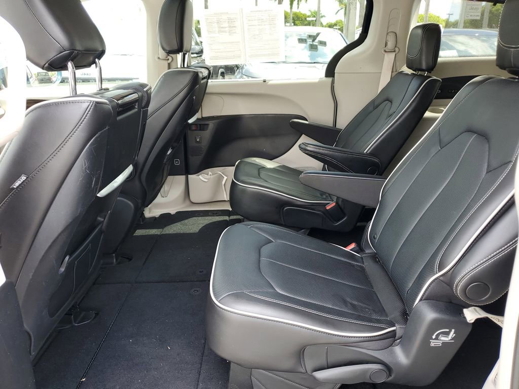 Used 2021 Chrysler Pacifica Limited w/ Uconnect Theater Family Group image 11