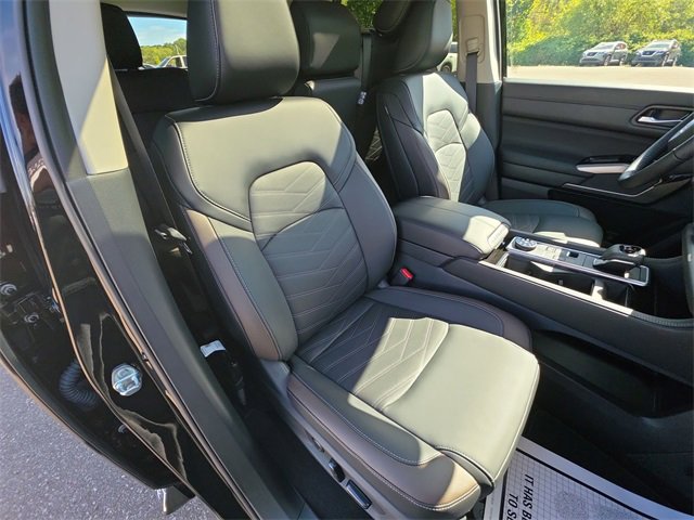 Used 2025 Nissan Pathfinder Platinum w/ Cargo Package image 27