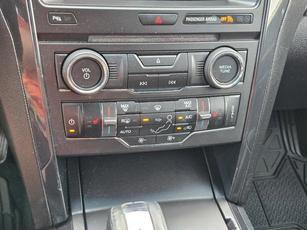 Used 2017 Ford Explorer XLT w/ Equipment Group 202A FWD image 27