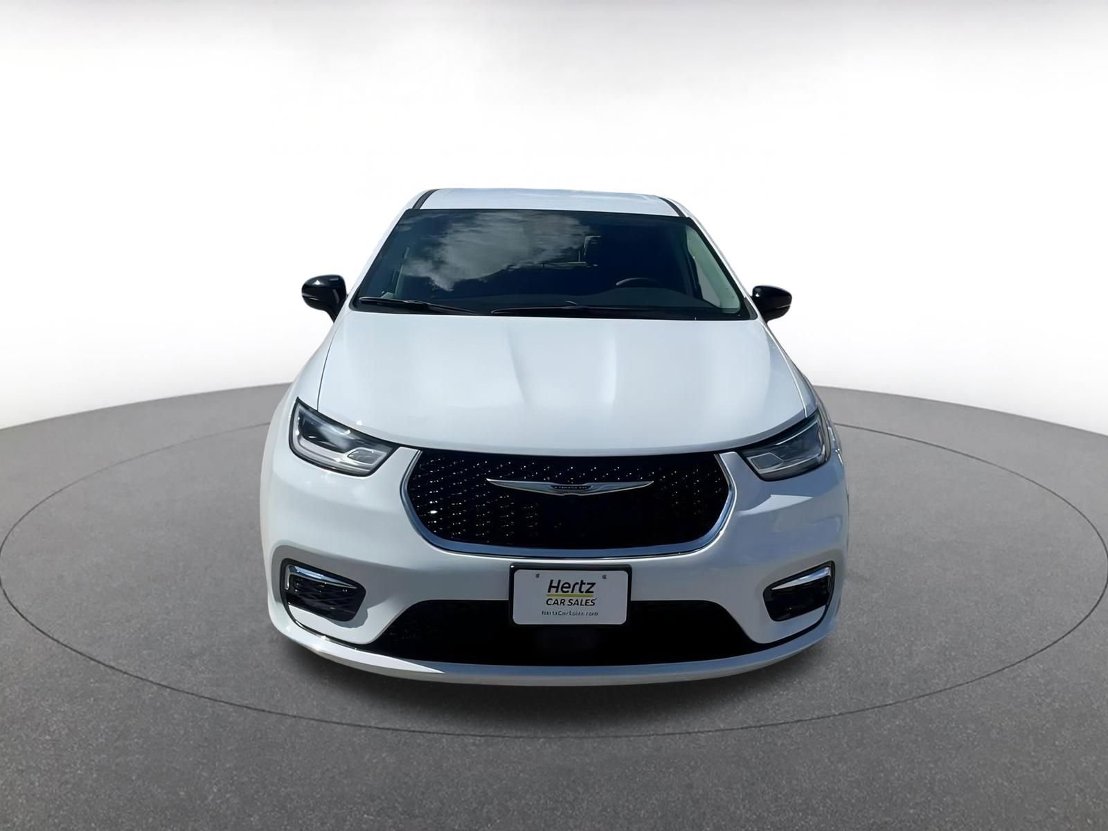 Used 2024 Chrysler Pacifica Touring-L image 4