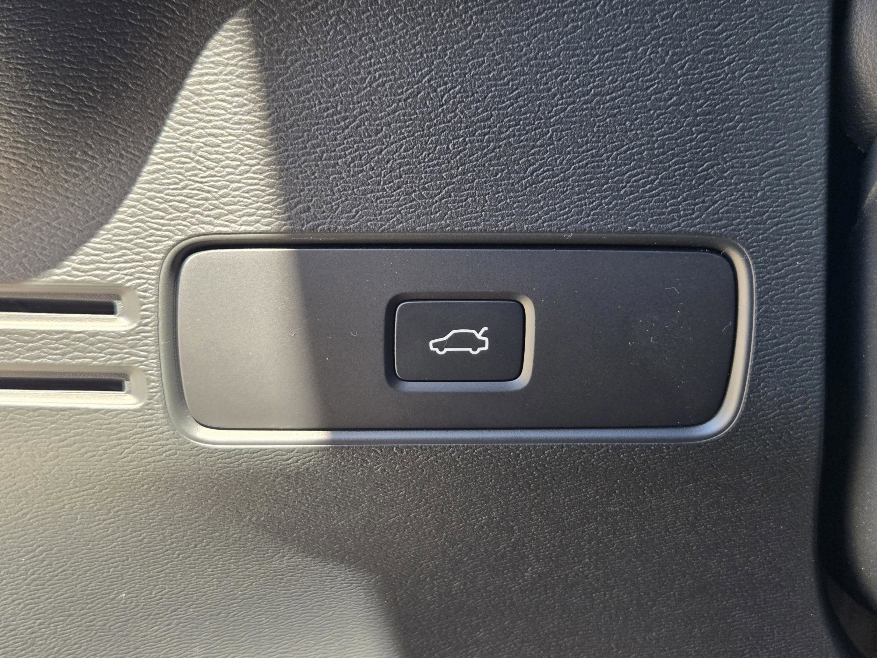 New 2026 Volvo XC40 B4 Core w/ Climate Package image 19