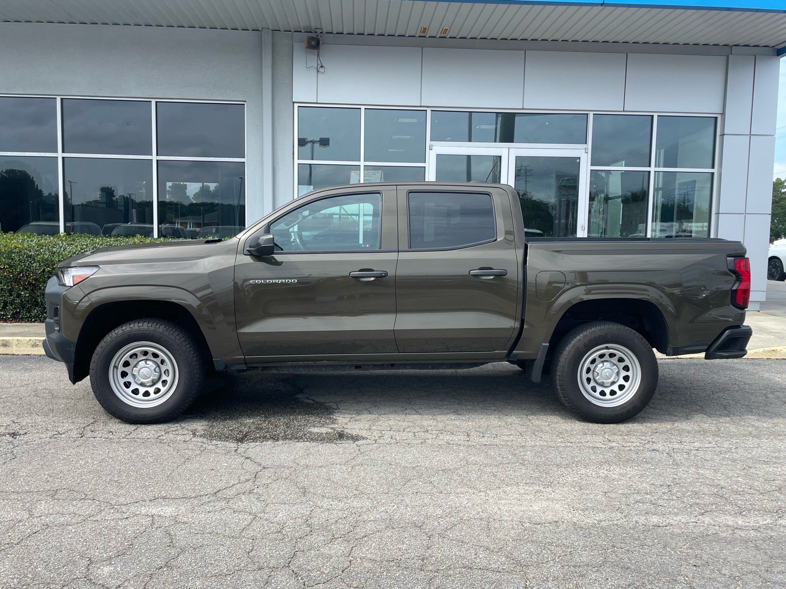 Used 2023 Chevrolet Colorado W/T RWD image 2